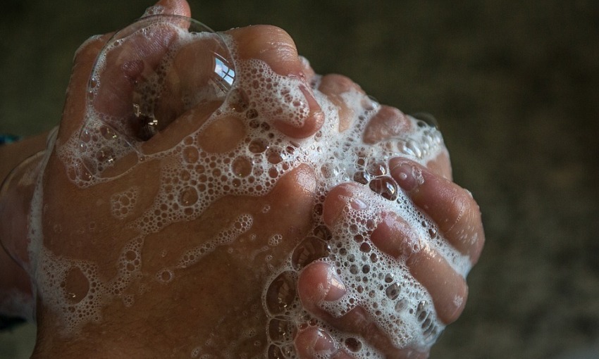 L'abitudine di lavarsi le mani può fermare un virus, quindi perchè non lo facciamo?