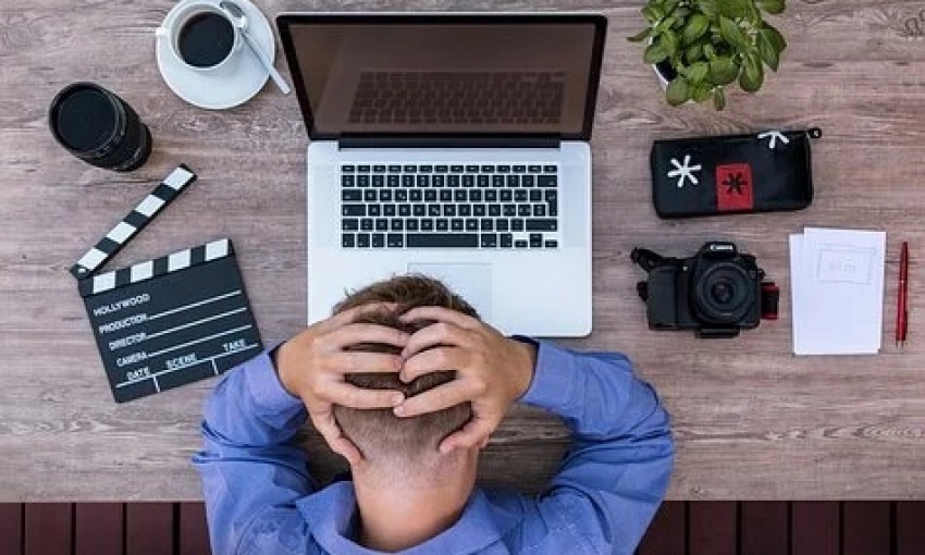 10 modi per ridurre lo stress sul lavoro (e perchè lavorare troppo può ucciderti)